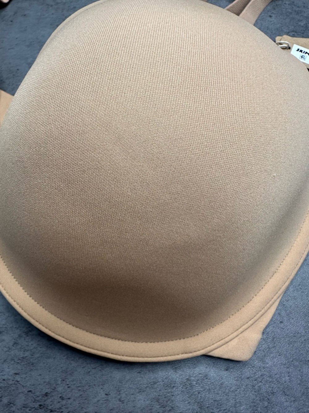 SKIMS Beige Seamless Molded T-Shirt Bra - Picture 5 of 7